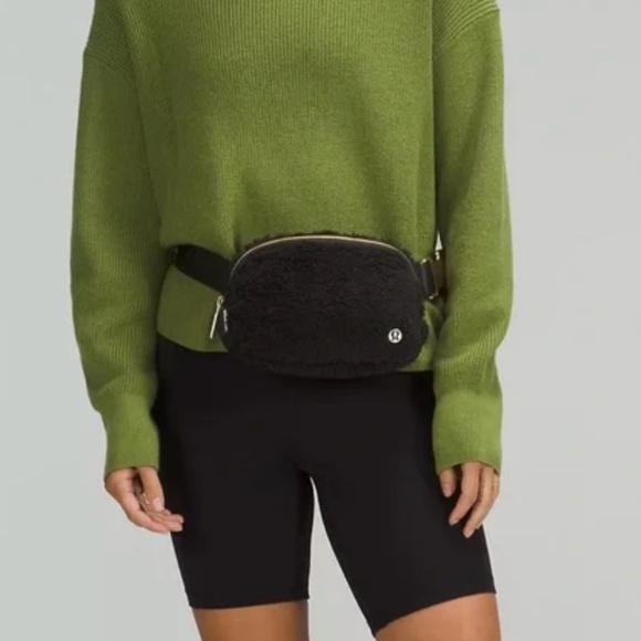 Lululemon Everywhere Belt Bag 1L Black *Fleece - NWT - Picture 5 of 12